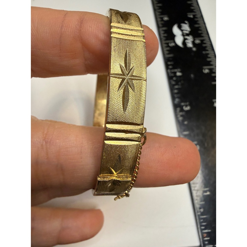 Sarah Coventry Gold Tone Etched Starburst Hinged Bangle Bracelet Safety Chain